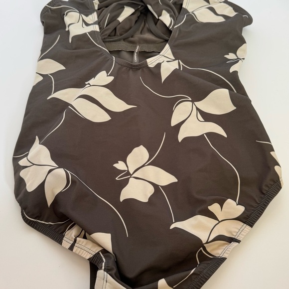 Lands end woman’s one piece bathing suit - Picture 2 of 7